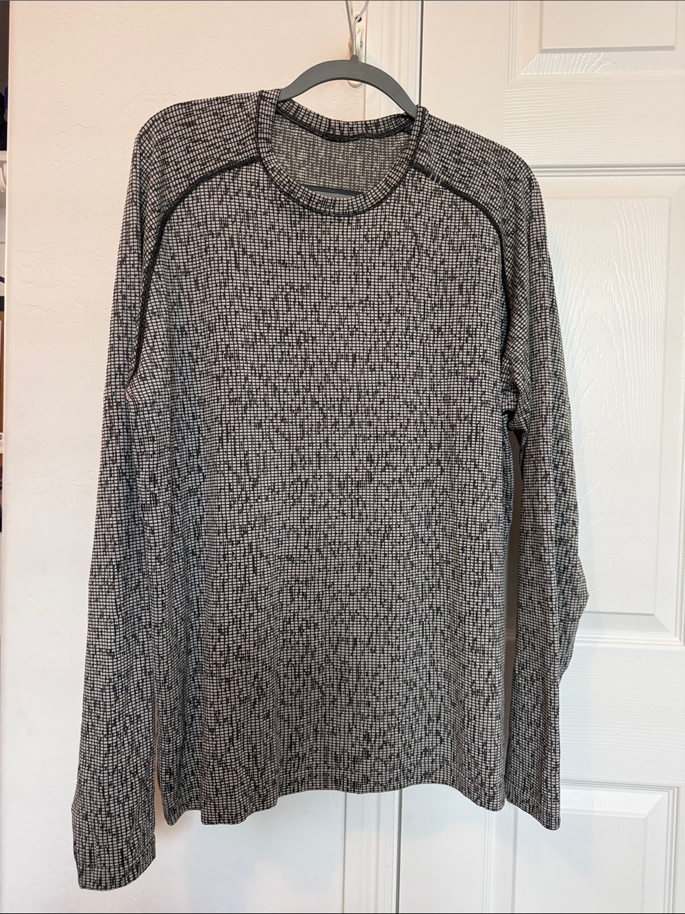 Men's Lululemon Black & White Knit Crewneck shirt